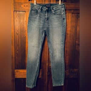Calvin Klein Women’s Size 10 x 28 low rise skinny jeans.